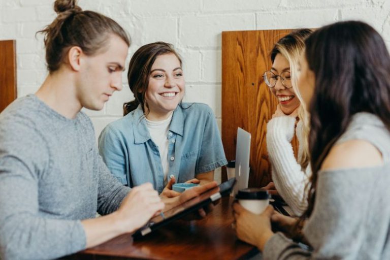 Leadership Business - A group of friends at a coffee shop