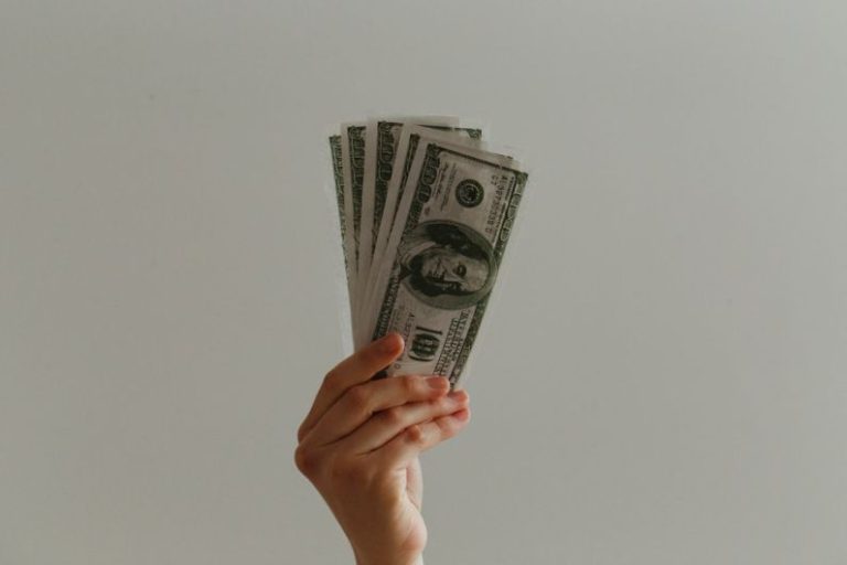 Invest - 100 US dollar banknote