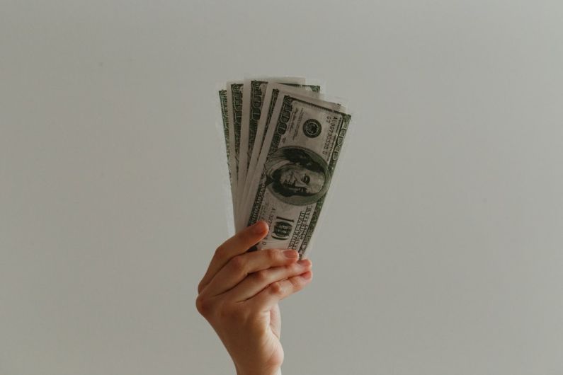 Invest - 100 US dollar banknote